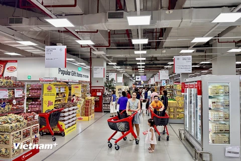 Người tiêu dùng mua sắm hàng hóa tại Lotte Mart. (Ảnh: Xuân Quảng/Vietnam+) 