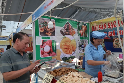 Hội chợ thu hút 150 gian hàng của khoảng gần 100 đơn vị tham gia đến từ 20 tỉnh, thành phố, các quận, huyện, thị xã của Hà Nội. (Ảnh: Xuân Quảng/Vietnam+)