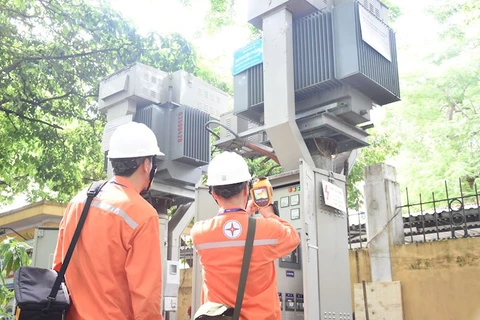 Nhân viên EVN kiểm tra thiết bị điện. (Ảnh: PV/Vietnam+)