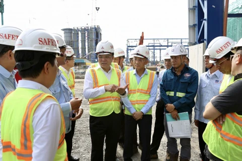Tổng Giám đốc Lê Mạnh Hùng kiểm tra tiến độ dự án Nhà máy điện Nhơn Trạch 3 và 4. (Ảnh: PV/Vietnam+)