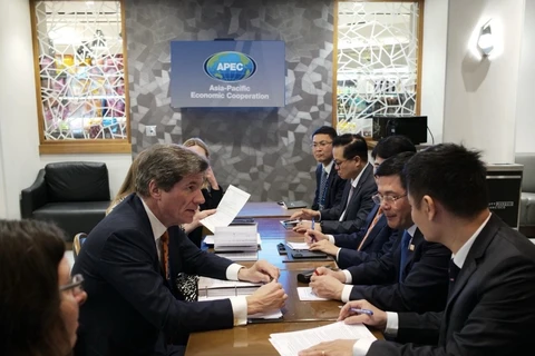 Bộ trưởng Bộ Công Thương Nguyễn Hồng Diên làm việc với ông Jose Fernandez, Thứ trưởng Ngoại giao Hoa Kỳ phụ trách tăng trưởng kinh tế, năng lượng và môi trường. (Ảnh: PV/Vietnam+)