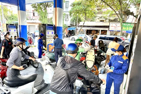 Một điểm bán xăng của Petrolimex tại Hà Nội. (Ảnh: Xuân Quảng/Vietnam+)
