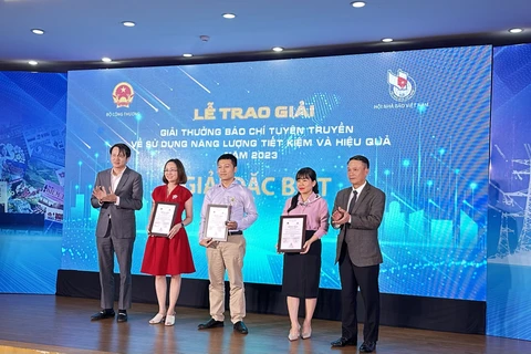 Ông Nguyễn Đức Lợi, Phó Chủ tịch Thường trực Hội Nhà báo Việt Nam và ông Phương Hoàng Kim trao Giải Đặc biệt cho tác giả đạt giải xuất sắc. (Ảnh: Đức Duy/Vietnam+)