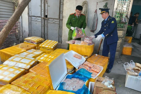 Lực lượng liên ngành kiểm tra thực phẩm trên địa bàn quận Bắc Từ Liêm. (Ảnh: PV/Vietnam+)