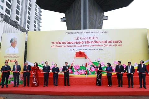 Các đại biểu thực hiện nghi thức gắn biển tuyến đường mang tên cố Tổng Bí thư Đỗ Mười tại quận Hoàng Mai, Hà Nội. (Nguồn: TTXVN) 