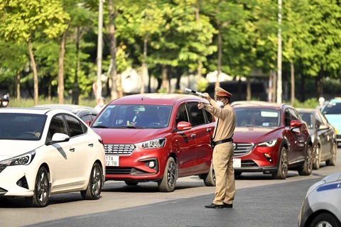 Cảnh sát giao thông phân luồng, điều tiết giao thông tại các tuyến đường cửa ngõ Thủ đô. (Ảnh: Phạm Kiên/TTXVN) 