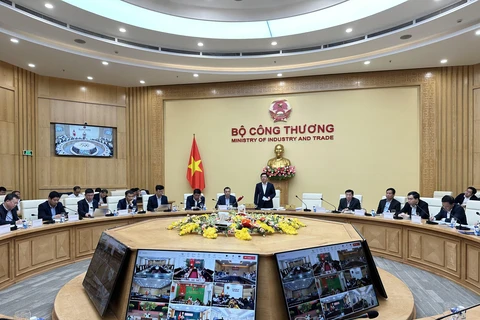Bộ trưởng Nguyễn Hồng Diên họp đánh giá, kiểm điểm tiến độ đường dây 500kV mạch 3 từ Quảng Trạch đến Phố Nối. (Ảnh: Đức Duy/Vietnam+)