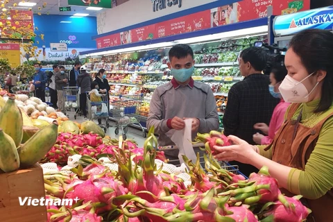 Người dân mua hàng tại siêu thị. (Ảnh: PV/Vietnam+)