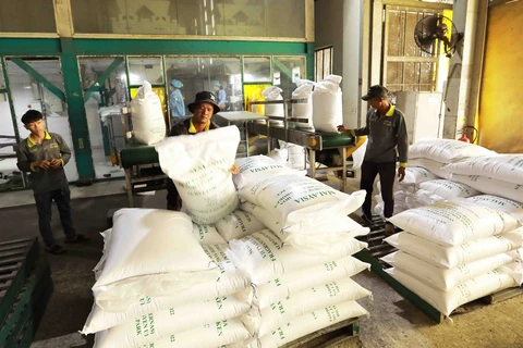 Doanh nghiệp chuẩn bị đơn hàng để xuất khẩu gạo. (Ảnh: Đức Duy/Vietnam+)