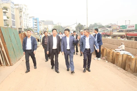 Phó Chủ tịch Ủy ban Nhân dân thành phố Hà Nội Dương Đức Tuấn cùng lãnh đạo các sở, ngành kiểm tra một số dự án giao thông trọng điểm trên địa bàn Thành phố. (Ảnh: PV/Vietnam+) 