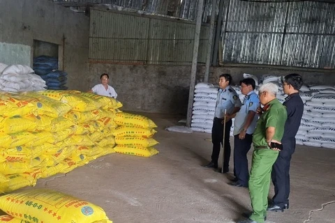 Lực lượng liên ngành tỉnh An Giang kiểm tra phân bón tại kho hàng của một doanh nghiệp trên địa bàn. (Ảnh: PV/Vietnam+)