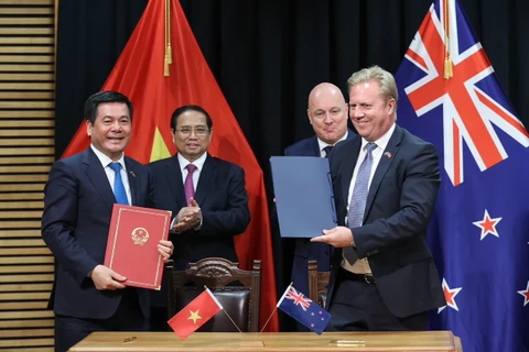 Bộ trưởng Nguyễn Hồng Diên và ông Todd McClay, Bộ trưởng Bộ Ngoại giao, Thương mại New Zealand đã ký kết Bản thỏa thuận về hợp tác kinh tế, thương mại giữa Bộ Công Thương Việt Nam và Bộ Ngoại giao, Thương mại New Zealand. (Ảnh: PV/Vietnam+)