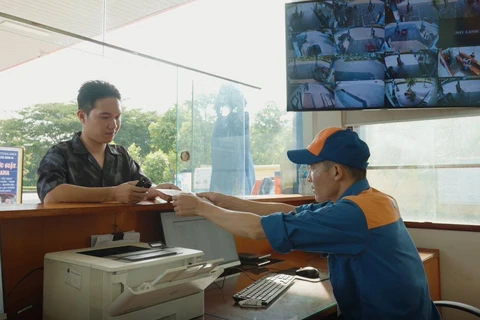 Nhân viên Petrolimex xuất hóa đơn điện tử cho khách hàng mua xăng dầu. (Ảnh: PV/Vietnam+)