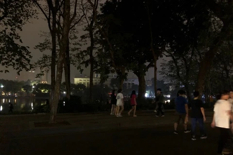 Nhiều tuyến phố của Hà Nội tắt đèn hưởng ứng Chiến dịch Giờ Trái đất. (Ảnh: Đức Duy/Vietnam+)
