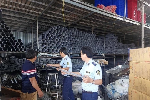 Lực lượng Quản lý Thị trường tỉnh Bến Tre kiểm tra sản phẩm ống nhựa cứng trên địa bàn. (Ảnh: PV/Vietnam+)