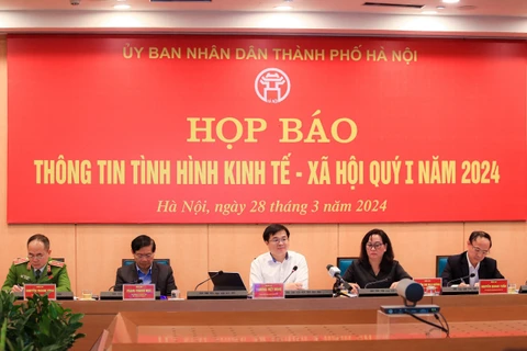 Ủy ban Nhân dân thành phố Hà Nội họp báo về kinh tế-xã hội quý 1. (Ảnh: Xuân Quảng/Vietnam+) 