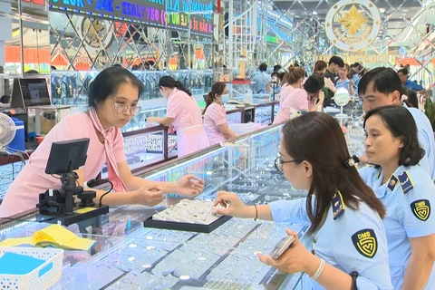Lực lượng Quản lý Thị trường kiểm tra tiệm vàng tại thành phố Long Xuyên. (Ảnh: PV/Vietnam+)