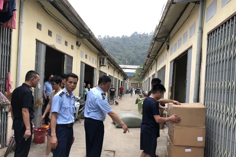 Lực lượng liên ngành tỉnh Lạng Sơn kiểm tra kho hàng tại huyện Văn Lãng. (Ảnh: PV/Vietnam+)