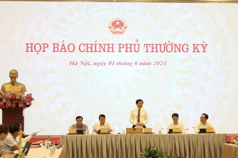 Bộ trưởng Trần Văn Sơn thông tin về tình hình kinh tế-xã hội 5 tháng đầu năm. (Ảnh: Đức Duy/Vietnam+)