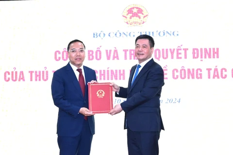 Bộ trưởng Nguyễn Hồng Diên trao quyết định điều động, bổ nhiệm Thứ trưởng Bộ Công Thương Nguyễn Hoàng Long. (Ảnh: PV/Vietnam+)