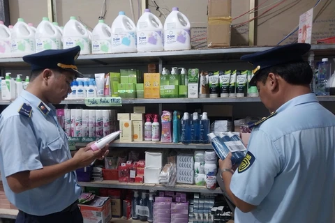 Lực lượng Quản lý Thị trường tỉnh Long An kiểm tra hàng hóa tại điểm bán hàng online qua mạng xã hội. (Ảnh: qltt)