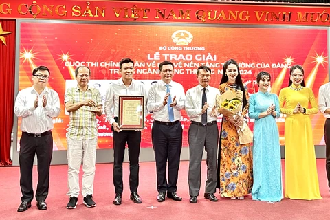 Bộ trưởng Nguyễn Hồng Diên cùng Phó Chủ tịch thường trực Hội Nhà báo Việt Nam Nguyễn Đức Lợi trao giải đặc biệt cho nhóm tác giả Báo Công Thương Cuộc thi chính luận về bảo vệ nền tảng tư tưởng của Đảng ngành Công Thương. (Ảnh: Đức Duy/Vietnam+)