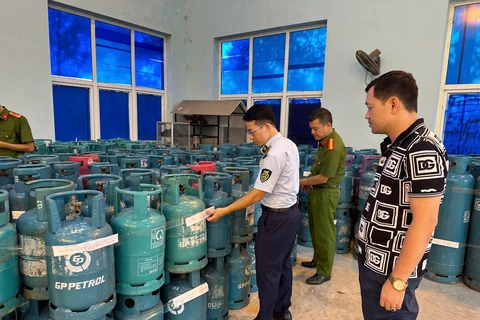 Lực lượng liên ngành tỉnh Bắc Ninh kiểm tra cơ sở san, chiết, nạp khí LPG của ông P.V.Đ tại phường Song Hồ, thị xã Thuận Thành, tỉnh Bắc Ninh. (Ảnh: PV/Vietnam+)