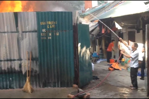 [Video] Cháy sát khu dân cư khiến nhiều người dân hoảng loạn 