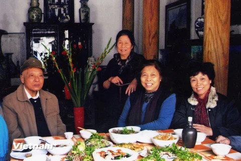 Tới thăm biệt thự cổ trăm năm, ăn bữa cơm thuần nếp Việt 