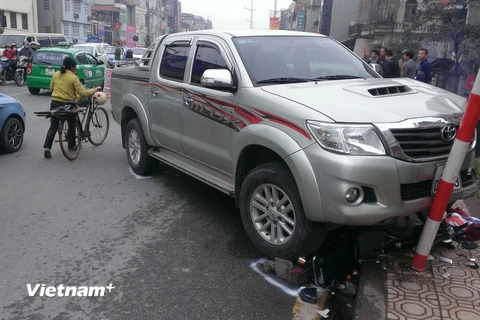 Hà Nội: Xe bán tải đâm 2 ôtô, nghiền nát 1 xe máy ở đường Nghi Tàm 