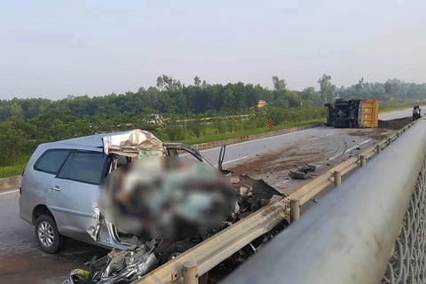 Vụ tai nạn nghiêm trọng khiến 3 người nước ngoài trong xe tử vong tại chỗ. (Ảnh: otofun)