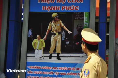 Thông điệp an toàn giao thông có mặt tại các nhà chờ xe buýt tại Hà Nội. (Ảnh: Võ Phương/Vietnam+)