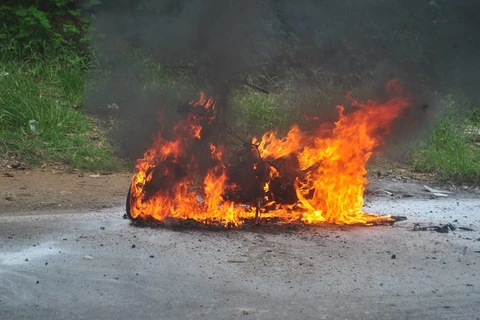 Chiếc xe máy đang lưu thông bất ngờ bốc cháy dữ dội. (Ảnh: Lương Bằng)