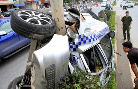 Xe taxi Thăng Long bị biến dạng sau vụ tai nạn. (Ảnh: Cộng tác viên)