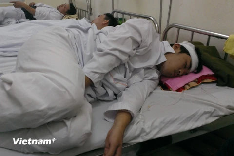 Chiến sỹ Lê Duy Anh gặp tai nạn và hôn mê khi đang tham gia chữa cháy tại tòa nhà CT4 Khu đô thị Xa La. (Ảnh: Võ Phương/Vietnam+)