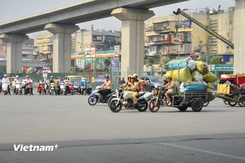 Công an Hà Nội mạnh tay xử lý xe thương binh, giả thương binh trên địa bàn Thủ đô. (Ảnh: Võ Phương/Vietnam+)