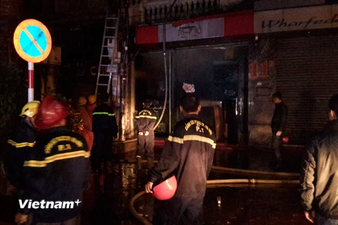 Hỏa hoạn nghiêm trọng xảy ra tại 1 biệt thự cổ nằm trên phố Nguyễn Khắc Cần và Hai Bà Trưng. (Ảnh: Võ Phương/Vietnam+)