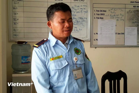 Nhân viên bảo vệ tấn công phóng viên Lê Thanh Hiếu tại cơ quan điều tra. (Ảnh: Võ Phương/Vietnam+)