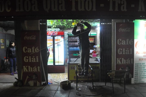 Cửa hàng cafe nằm trong công viên Nghĩa Đô bị đối tượng cố thủ, phá phách. (Ảnh: Cộng tác viên)