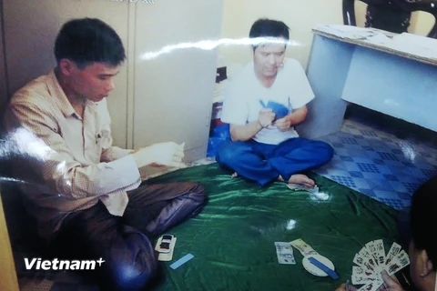 Bức hình ghi lại cảnh 2 người được cho cán bộ xã đang đánh bạc do người dân gửi lên Ủy ban kiểm tra Huyện ủy Thường Tín, Hà Nội (Ảnh: Người dân cung cấp)