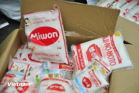 Những gói bột ngọt gắn mác Miwon, Ajinomoto thực chất là bột ngọt Trung Quốc được đối tượng làm giả. (Ảnh: Võ Phương/Vietnam+)