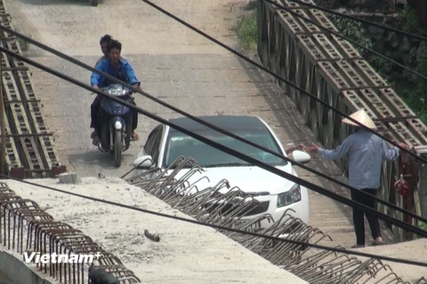 Chủ thầu xây dựng cầu Hòa Viên đã quyết định đuổi việc 2 nhân viên bảo vệ thu phí trái phép tại cây cầu tạm phục vụ công trình. (Ảnh: PV/Vietnam+)