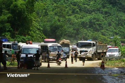 Hàng ngàn phương tiện ì ạch bò qua quốc lộ 4D lên Sapa. (Ảnh: Võ Phương/Vietnam+)