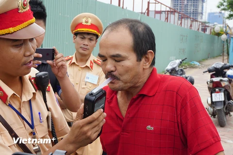 Cảnh sát giao thông Hà Nội lập chốt gần các quán bia nhằm kiên quyết xử lý các trường hợp sử dụng rượu bia khi lái xe. (Ảnh: PV/Vietnam+) 