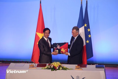 Đại học Quốc gia Hà Nội và Đại học Bách khoa Paris đã ký Thỏa thuận hợp tác với sự hiện diện của Ngài Yves Dermay – Giám đốc Đại học Bách khoa Paris. (Ảnh: Minh Sơn/Vietnam+)