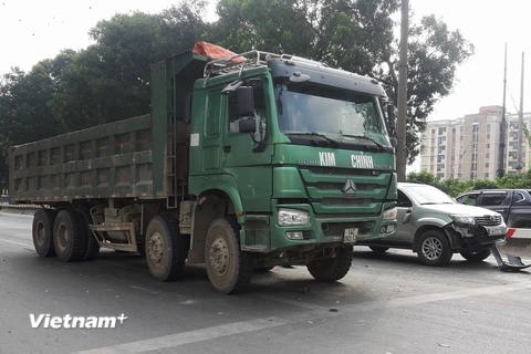 Chiếc xe hổ vồ tông vào đuôi xe tải khiến chiếc xe này va chạm với 1 loạt phương tiện đang dừng đèn đỏ. (Ảnh: PV/Vietnam+)