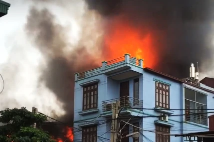 Vào khoảng gần 9 giờ sáng ngày 14/10, tại xưởng gỗ Khánh Hằng tại xã Hữu Bằng đã xảy ra một vụ hỏa hoạn nghiêm trọng. (Ảnh từ video)