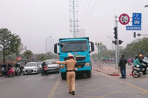 Từ hôm nay cảnh sát giao thông Hà Nội tăng cường xử phạt phương tiện đi vào làn xe buýt BRT theo quy định. (Ảnh: CTV)
