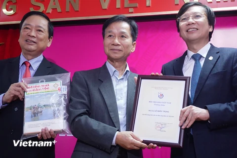 Nhà báo Lê Quốc Trung - Nguyên Tổng giám đốc Thông tấn xã Việt Nam (giữa) trao tặng hiện vật tới Bảo tàng Báo chí Việt Nam. (Ảnh: Võ Phương/Vietnam+)