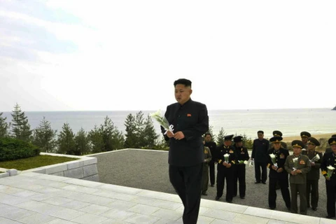 Nhà lãnh đạo Triều Tiên Kim Jong Un tuần trước đã tới viếng các sỹ quan và thủy thủ hy sinh trong vụ chìm tàu này. (Nguồn: nkleadershipwatch.files.wordpress.com)